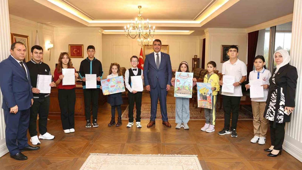 Düzce'de Cumhuriyet Bayramı Yarışmalarında Dereceye Giren Öğrencilere Ödül Verildi