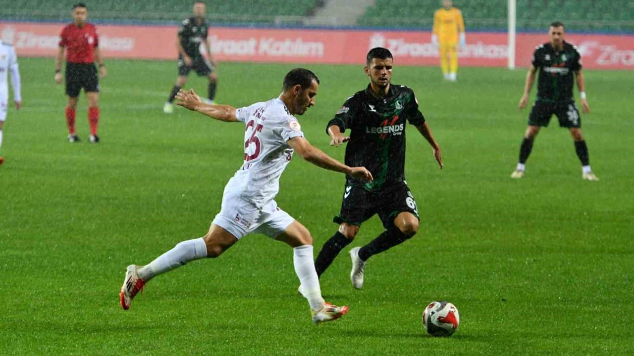 Sakarya'da Yapılan Ziraat Türkiye Kupası Maçında Sakaryaspor, İnegölspor'u 4-0 Mağlup Etti.