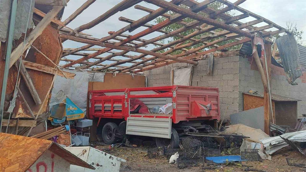 Beypazarı'nda Fırtına Nedeniyle Çatı Uçtu