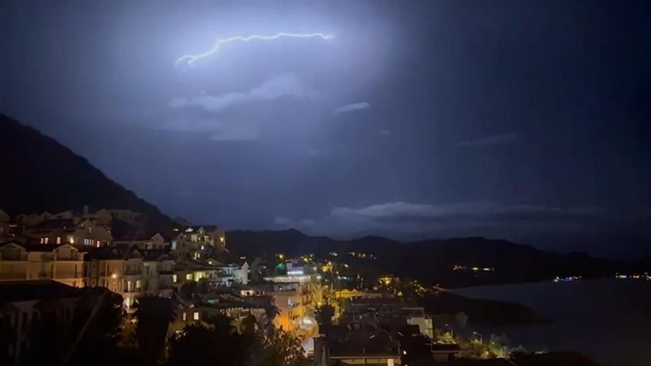 Kaş’ta Geceyi Gündüze Çeviren Şimşekler Görüntülendi