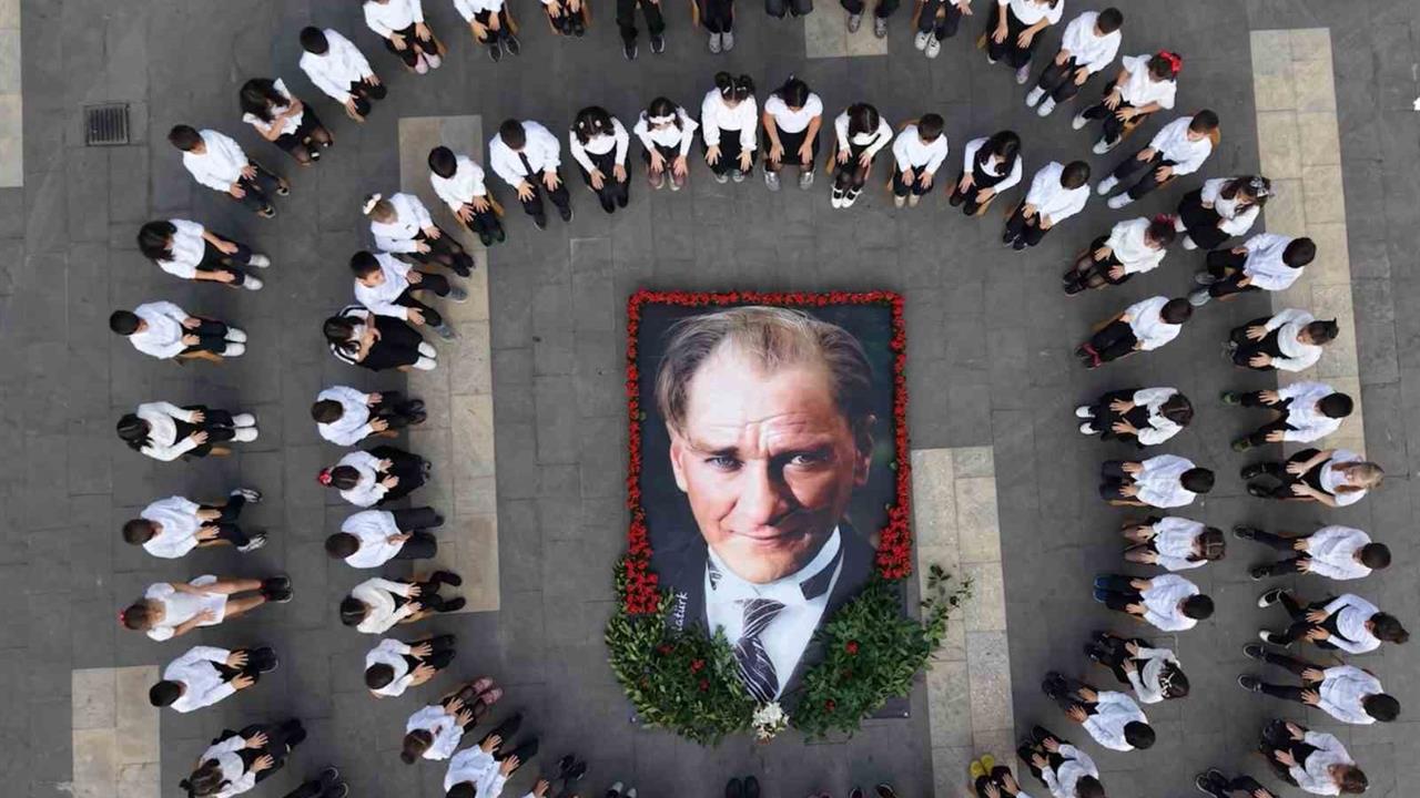 Diyarbakır'da Final Okulları, 102 Çiçekle Cumhuriyet'i Kutladı