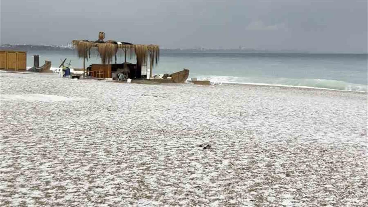Antalya Konyaaltı'nda Dolu ve Fırtına, Şehri Beyaza Bürüdü
