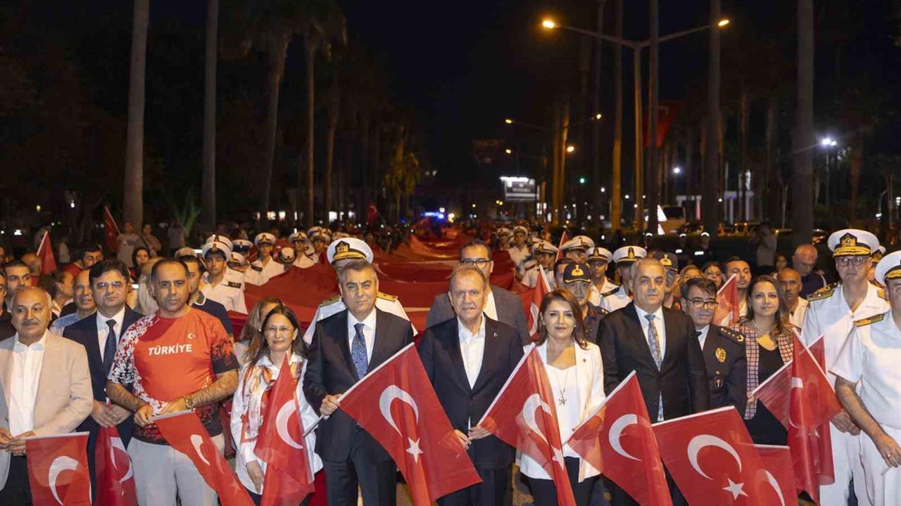Mersin'de 29 Ekim Cumhuriyet Bayramı İçin Bayrak Yürüyüşü Düzenlendi