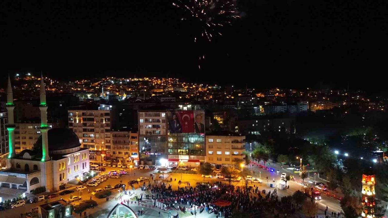 Siirt'te Cumhuriyet'in 102. Yıl Dönümü İçin Fener Alayı Düzenlendi