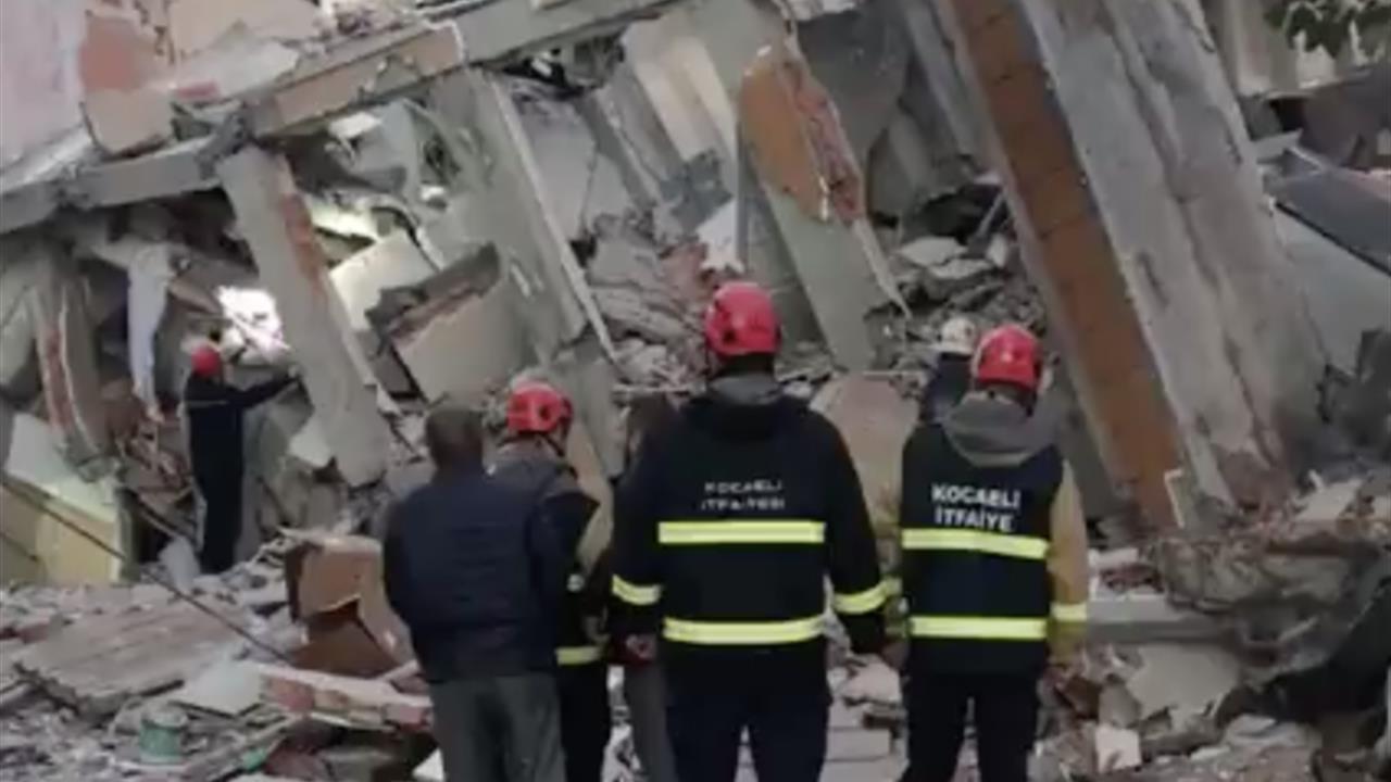 Kocaeli Gebze'de 6 Katlı Bir Bina Çöktü, Ekipler Olay Yerinde