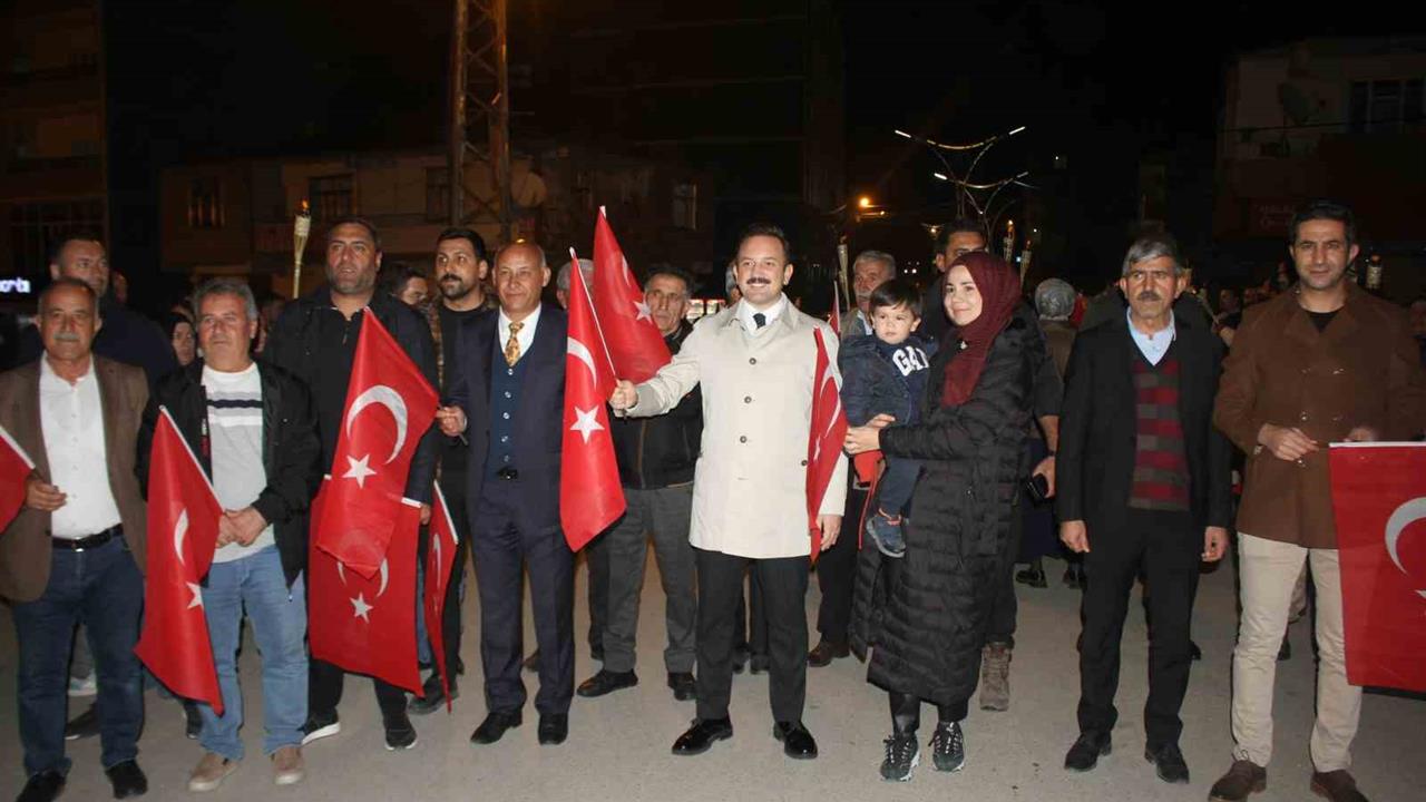 Muş Malazgirt’te Cumhuriyet’in 102. Yılı Fener Alayı Yürüyüşü Düzenlendi