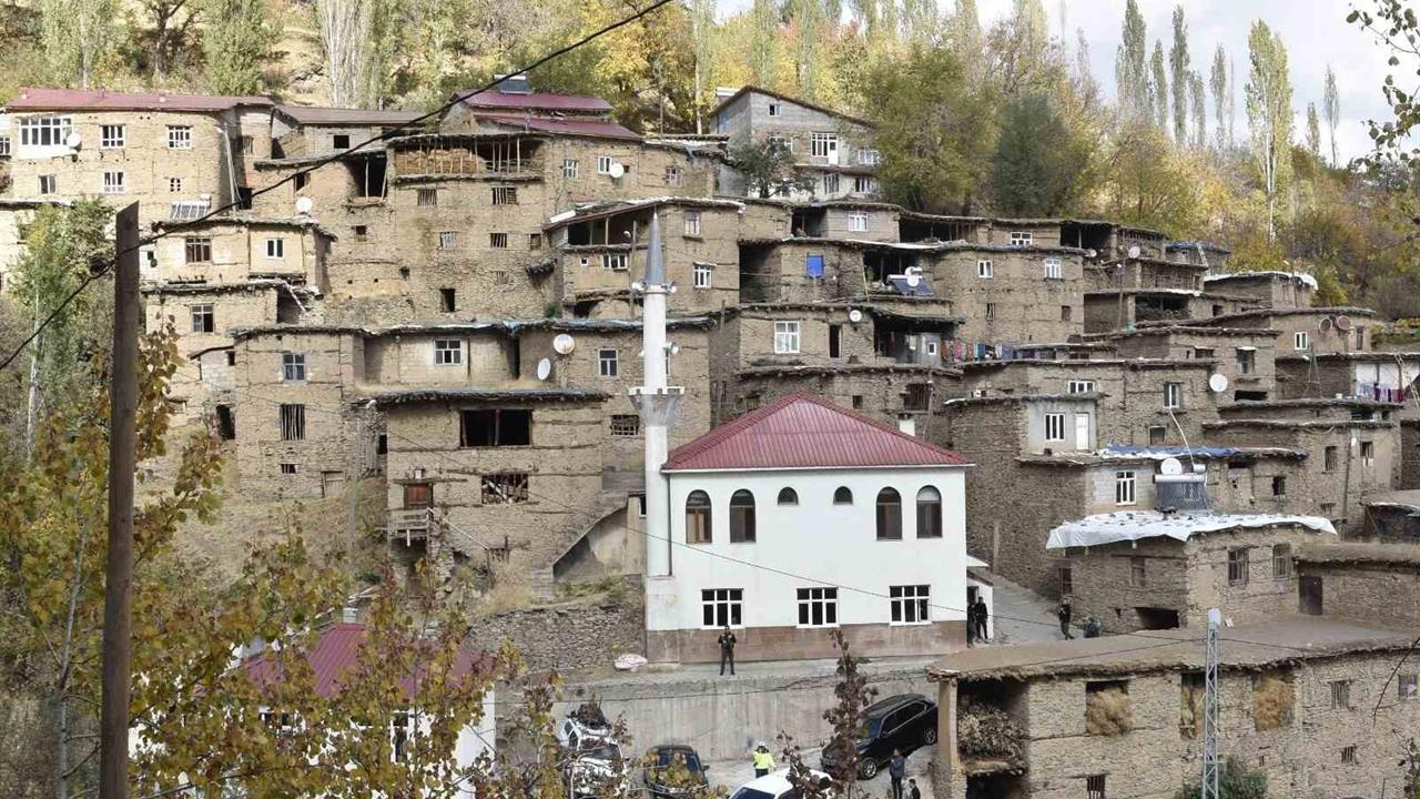 Bitlis Hizan'da Vali Karakaya, Uzuntaş Köyü'nü Ziyaret Etti