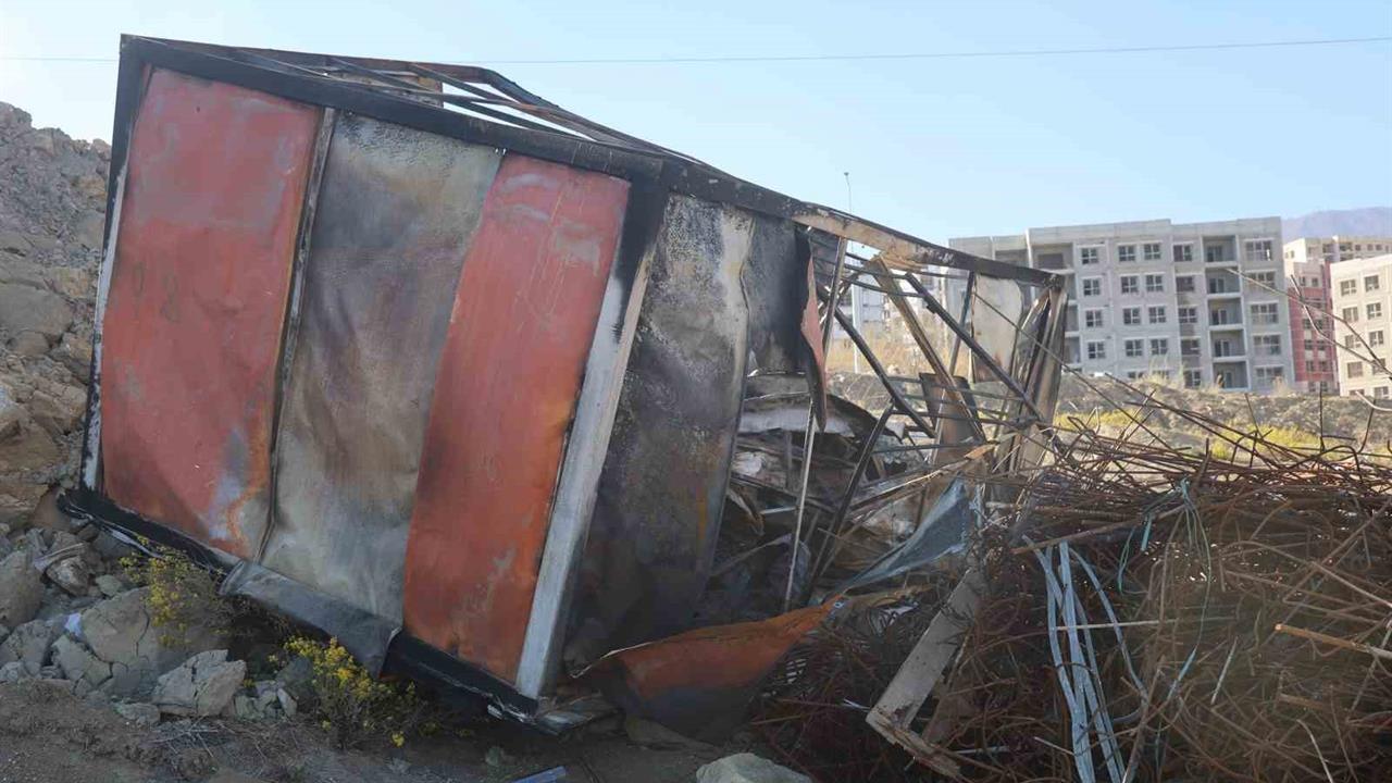 Hatay'da Yanan Konteyneri Uçurumdan Aşağıya İndiren Operatör Can Kaybını Önledi