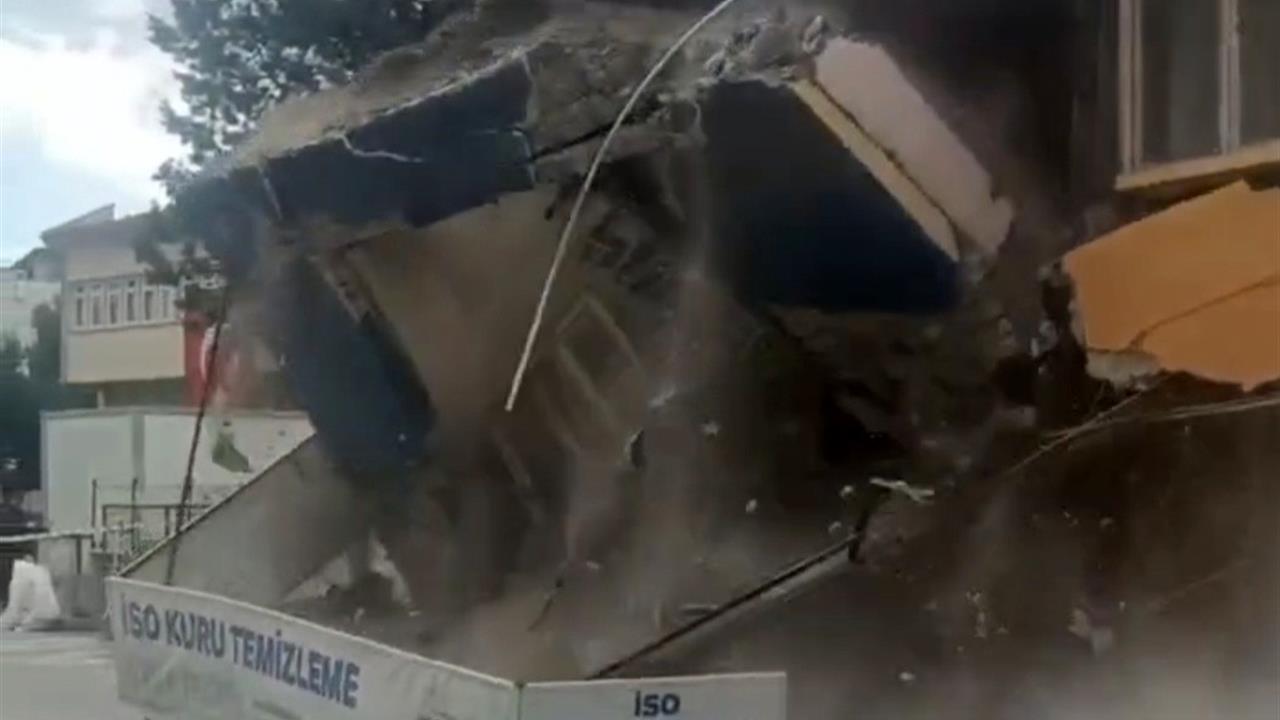 Balıkesir Sındırgı'da Hasar Gören Bina Kendiliğinden Yıkıldı