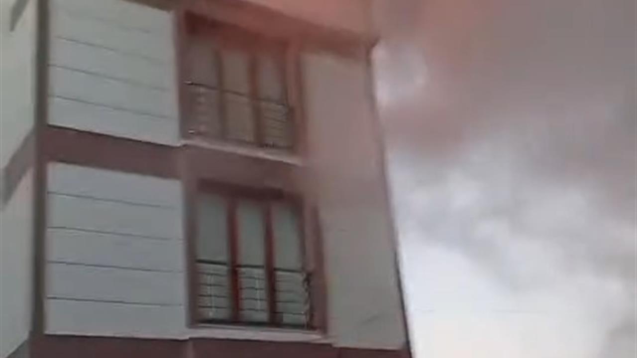 Çanakkale Biga'da Dördüncü Katta Çıkan Yangın İtfaiye Tarafından Söndürüldü