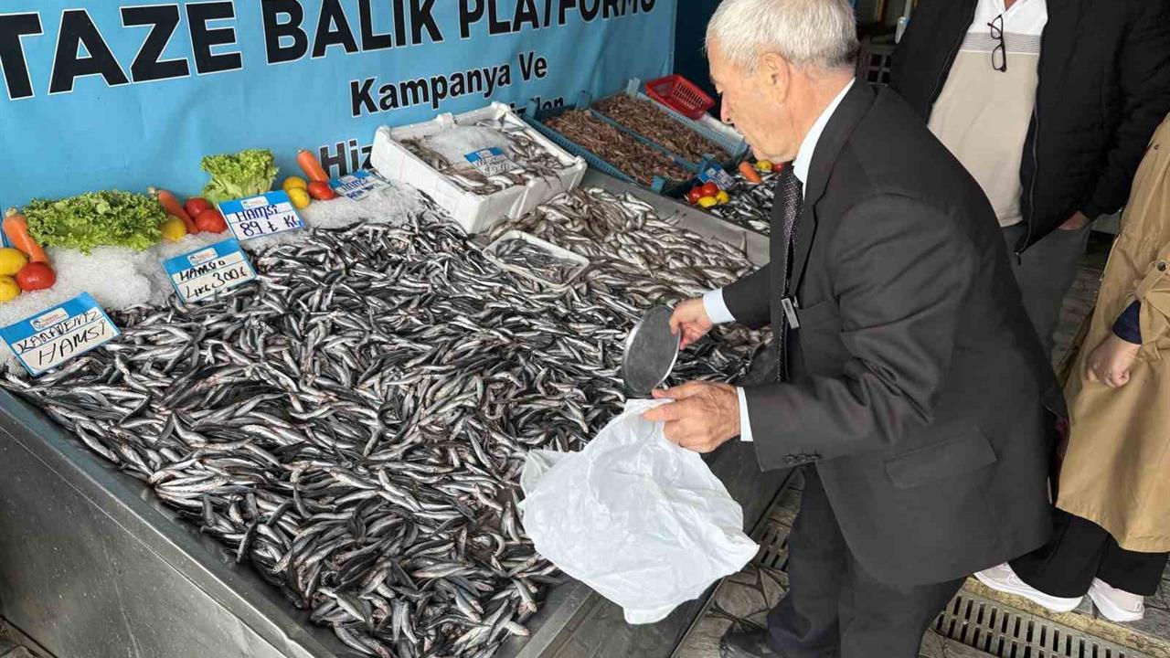 İstanbul'da Hamsi Fiyatları 89 Liraya Geriledi, Balıkçıların Yüzü Güldü