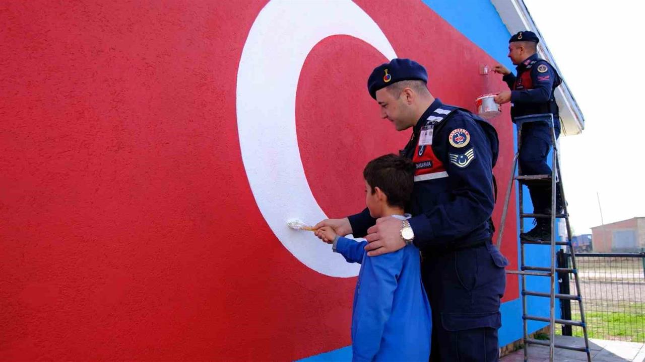 Bayburt'ta Öğrenciler İçin Jandarma Tarafından Bayrak Çizildi