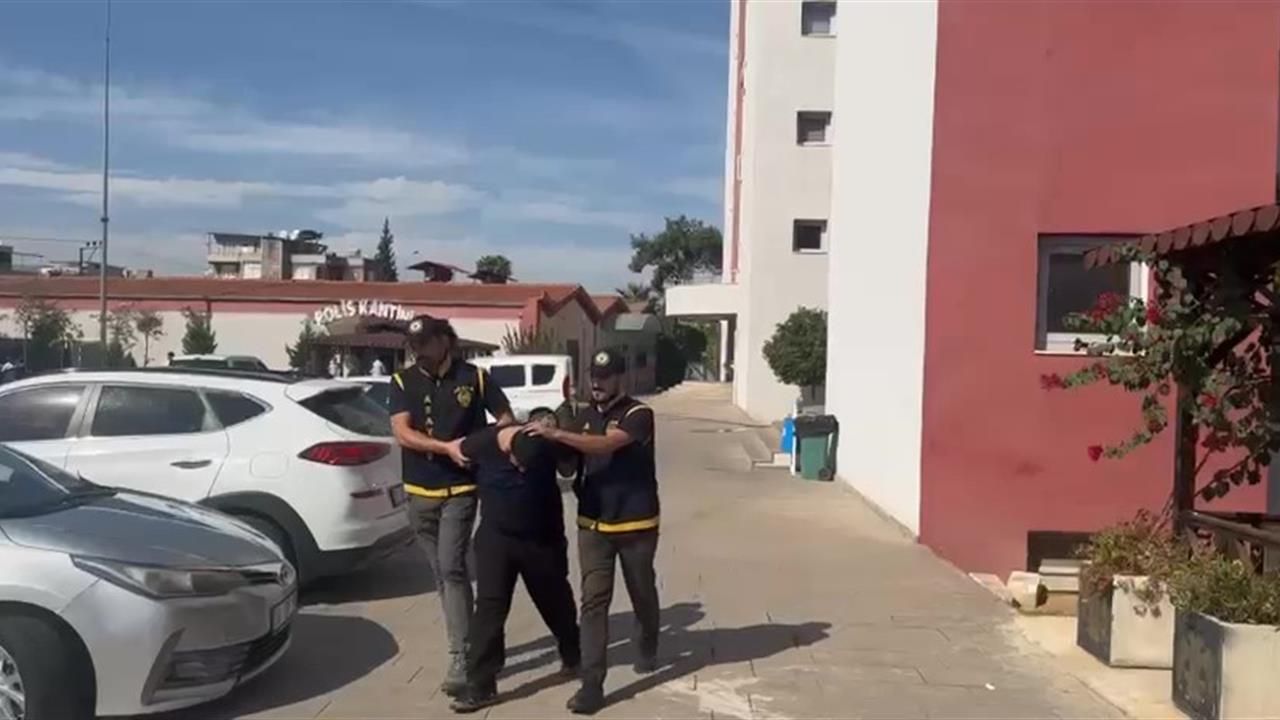 Adana Seyhan'da Çay Ocağına Yapılan Silahlı Saldırıda Polis Aracı Hedef Alındı