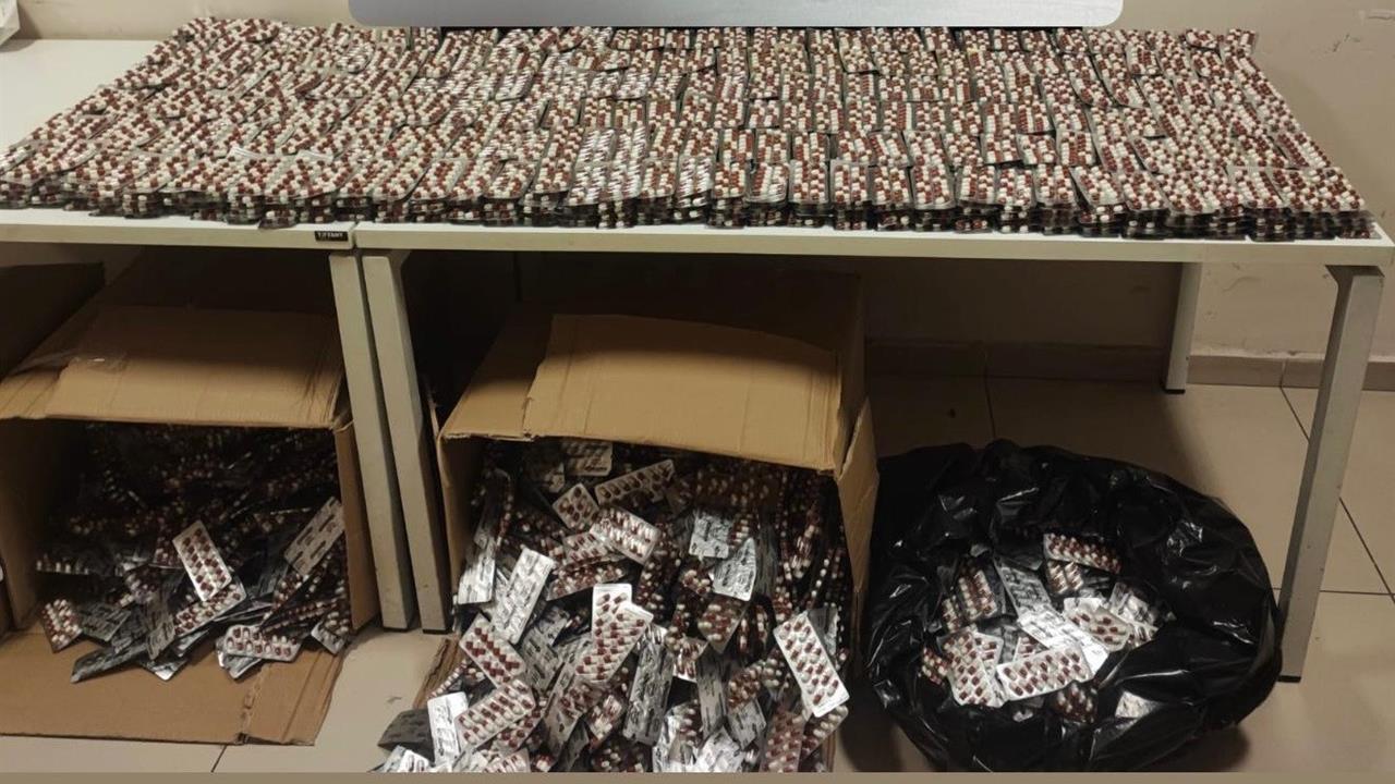 İzmir Buca'da Yapılan Operasyonda Binlerce Uyuşturucu Hap Ele Geçirildi