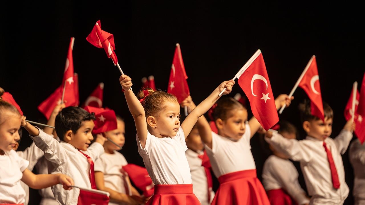 Mezitli’de Miniklerden Büyük Cumhuriyet Coşkusu!