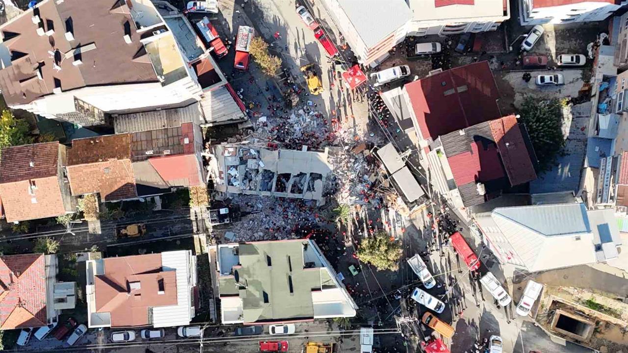 Kocaeli Gebze'de Çöken 6 Katlı Binanın Enkazı Havadan Görüntülendi