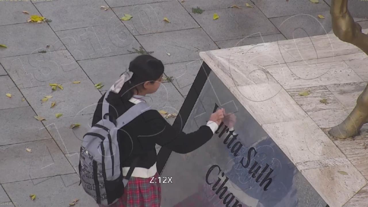 Ağrı'da Minik Asmin, Atatürk Büstünü Temizleyerek Duygusal Anlar Yaşattı