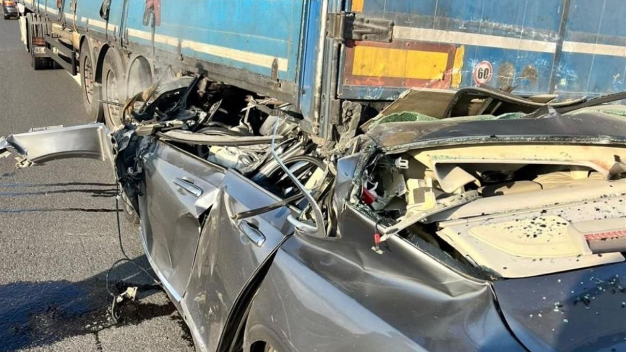 Adana'da Otoyolda Tıra Arkadan Çarpan Volvo Araçta 1 Kişi Hayatını Kaybetti
