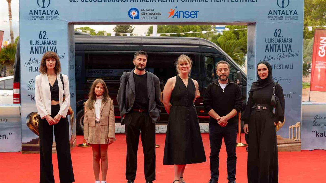 Antalya'da İki Finalistin Seyirciyle Buluştuğu Ulusal Yarışma Gösterimi Yapıldı