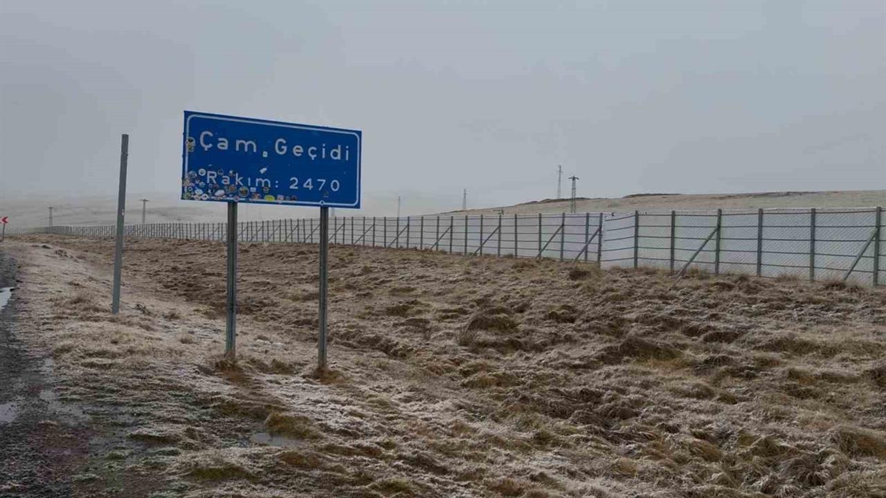 Ardahan Artvin Yolu'nda Kar Yağışı Nedeniyle Ulaşım Zorlaştı