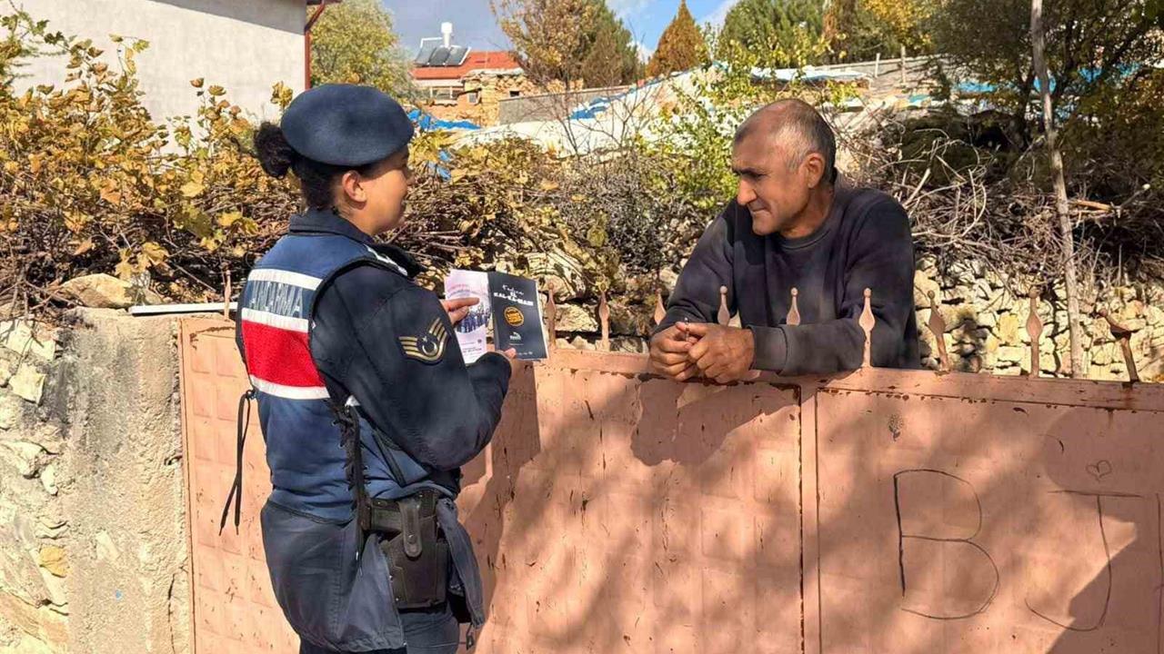 Afyonkarahisar Bayat'ta Jandarma, Kadına Şiddetle Mücadele Hakkında Bilgilendirme Yaptı