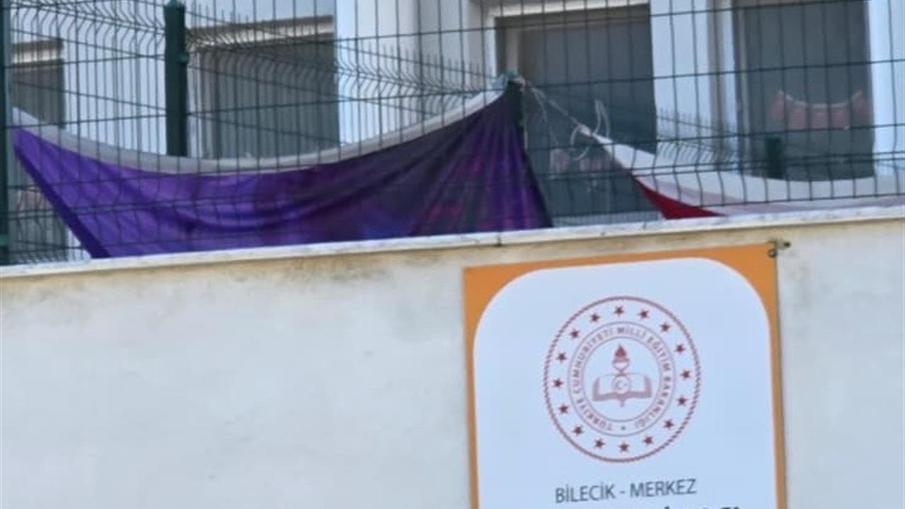 Bilecik Merkez'de Özel Açı Koleji'nde Bayrak Yerde Süründü