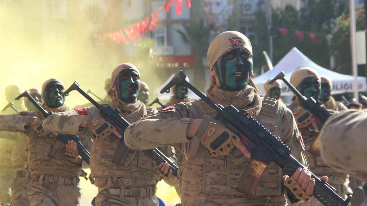 Manisa'da 29 Ekim Cumhuriyet Bayramı Törenlerinde Jandarma Tüfekli Gösteri Grubu İzleyenleri Büyüledi.