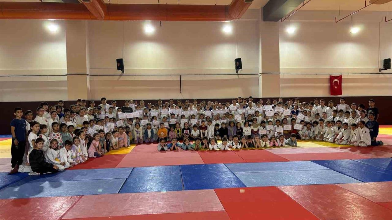 Salihli'de 250 Judocunun Katıldığı Kemer Sınavında Aileler Destek Verdi