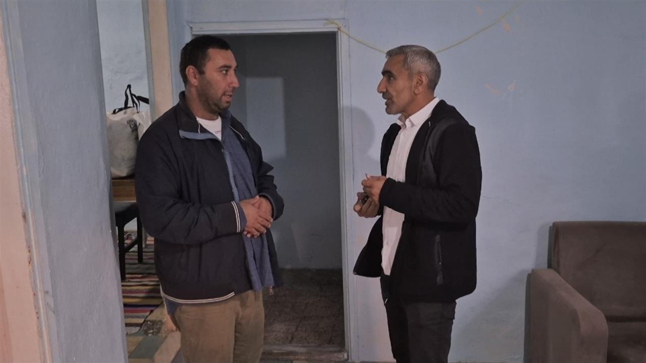 Mersin'de Terk Edilen Engelli Adamı Muhtar Sahiplendi