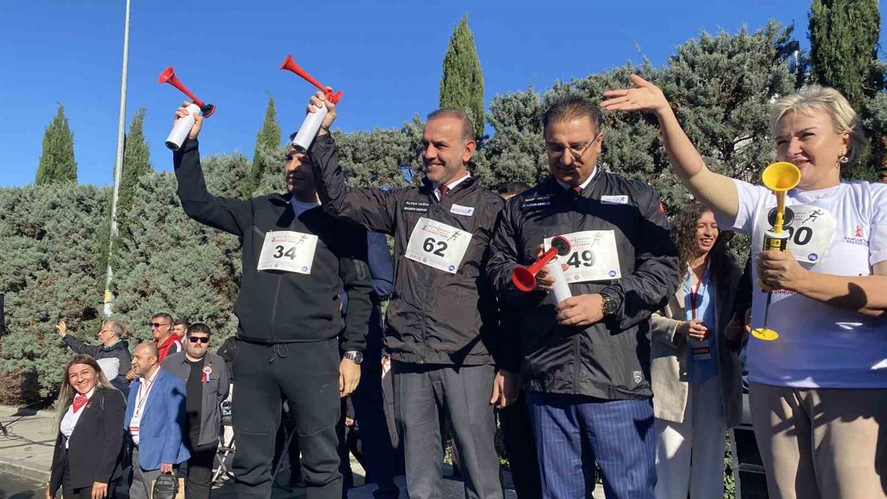 Sancaktepe'de Cumhuriyet Bayramı İçin Düzenlenen Koşuya Binlerce Sporcu Katıldı