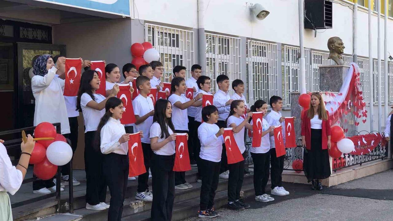 Eskişehir Battalgazi'de Öğretmenler ve Öğrencilerden Özel Performans