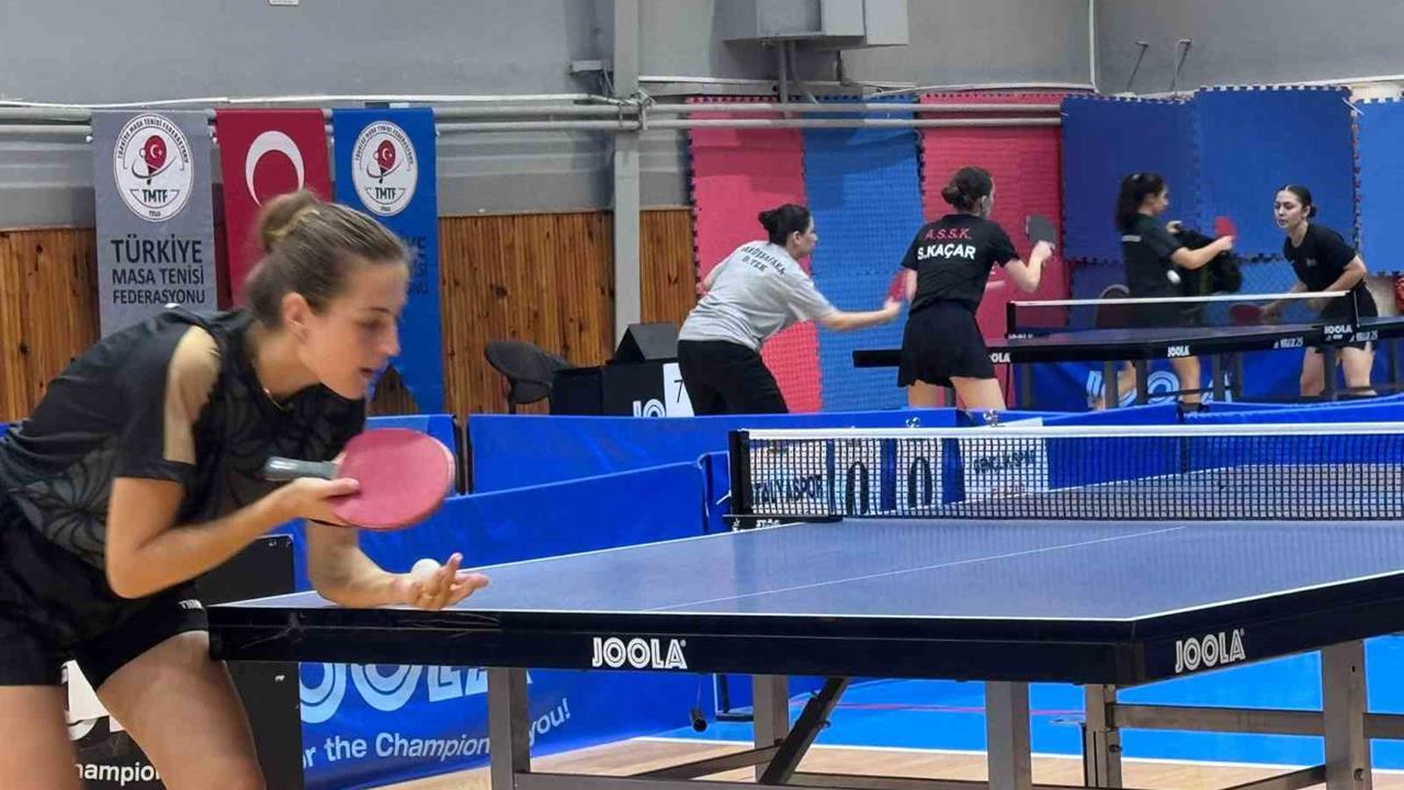 Elazığ Gençlik ve Spor Kulübü Masa Tenisi Kadın Takımı, İstanbul'da 4'te 4 yaparak dikkat çekti.