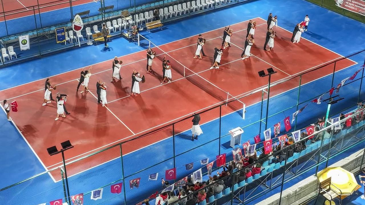 Kuşadası’nda Cumhuriyet’in 102’nci Yıldönümü için Tenis Turnuvası Düzenlendi