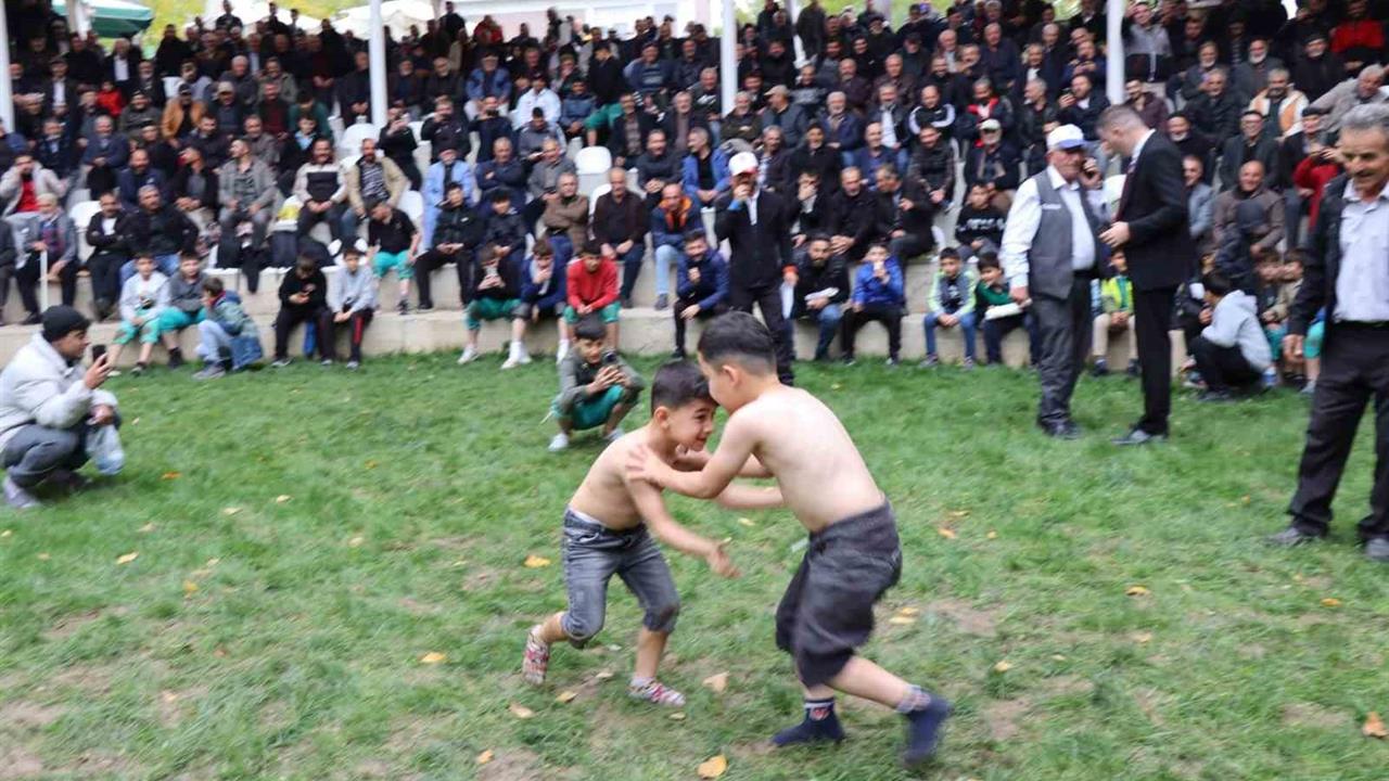 Erzurum Uzundere'de 102. Yıldönümünde Karakucak Güreşleri Yapılıyor