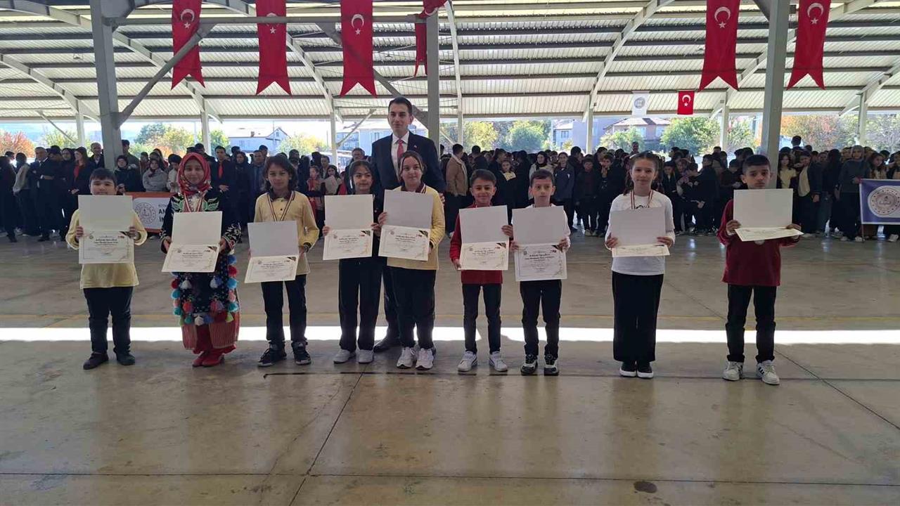 Kütahya Hisarcık'ta Cumhuriyet Bayramı Etkinliklerinde Başarı Gösteren Öğrencilere Ödül Verildi