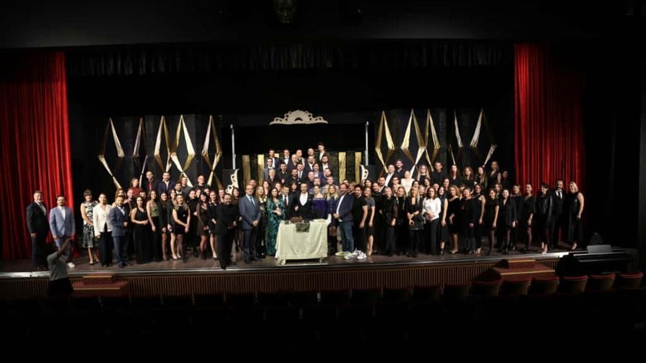 İzmir'de Sahne Tozu Tiyatrosu 21. Yılını Haldun Dormen Sahnesi'nde Kutladı