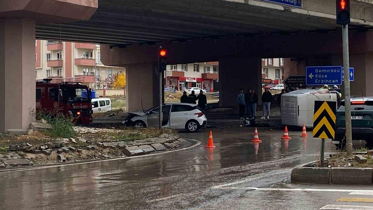 Bayburt'ta Meydana Gelen Trafik Kazasında 3 Kişi Yaralandı
