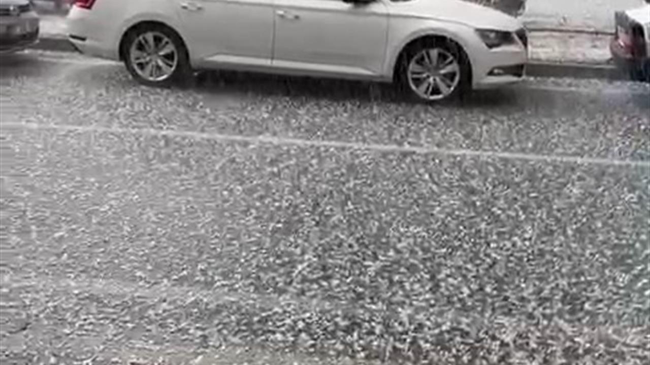 Elazığ Kovancılar'da Dolu Yağışı ve Sağanak Yağmur Bir Arada Görüldü