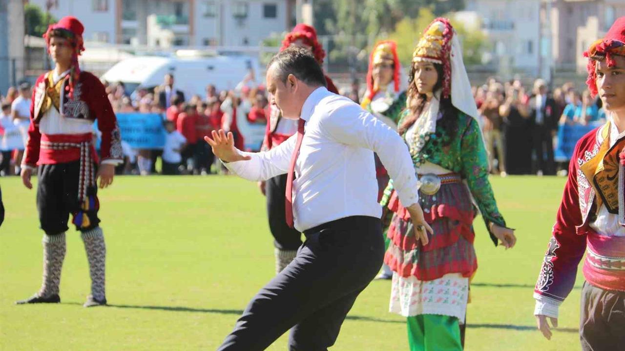 Fethiye'de 29 Ekim Cumhuriyet Bayramı'nda Kaymakam Akkaya Zeybek Oynadı