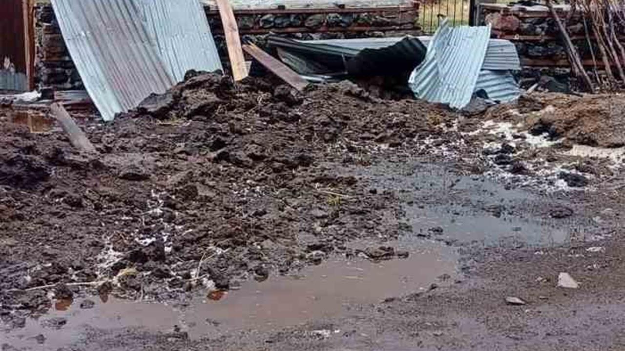 Bingöl Merkez'de Etkili Olan Fırtına, Çatılara Zarar Verdi