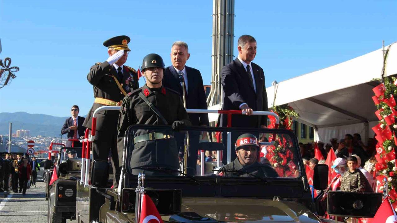 İzmir'de 29 Ekim Cumhuriyet Bayramı Coşkuyla Kutlandı