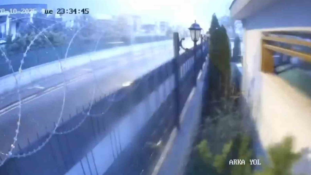 Kayseri Melikgazi'de Aydınlatma Direğine Yıldırım Düştü