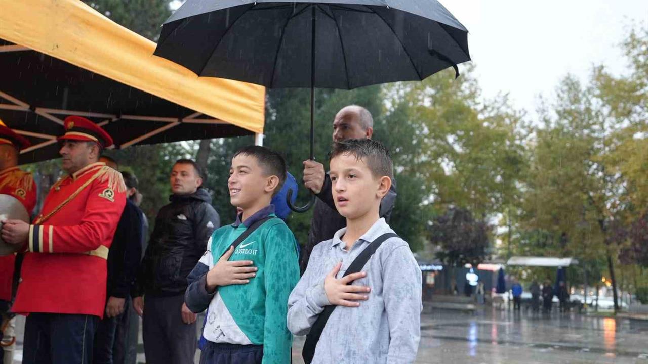 Düzce'de Cumhuriyet Bayramı Töreninde Polis Şemsiye ile Çocukları Korudu