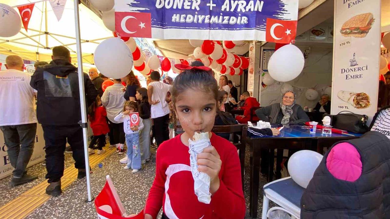 İzmir'de 29 Ekim Kutlaması İçin Çocuklara Ücretsiz Döner Verildi