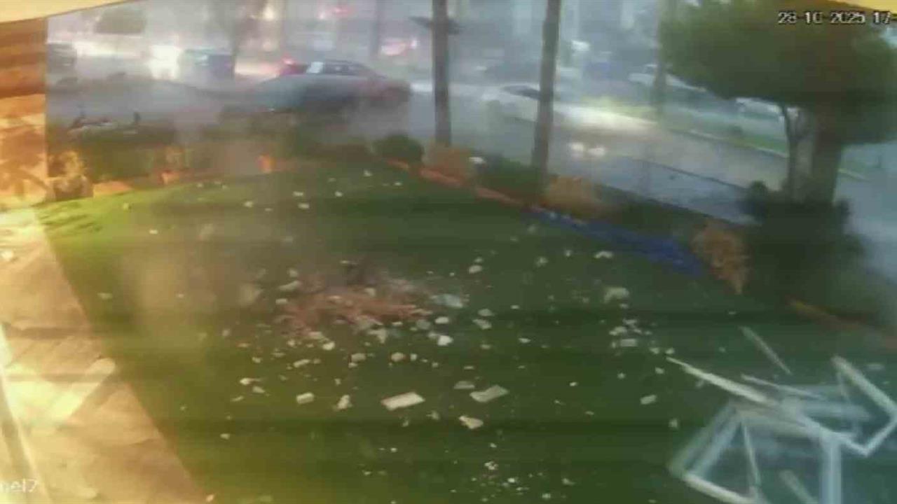 Antalya'da Fırtınanın Ardından Çatı Uçarak Yola Düştü