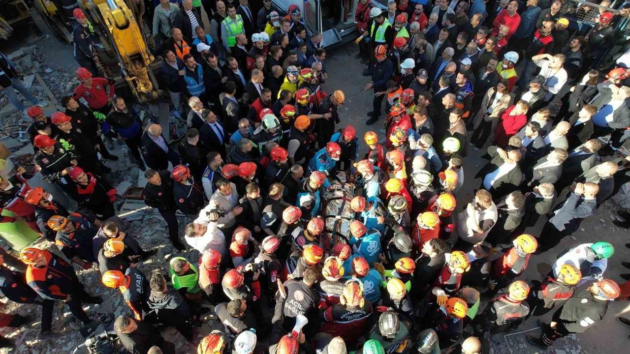 Kocaeli Gebze'de Çöken 6 Katlı Binadan 1 Kişi Sağ Çıkarıldı