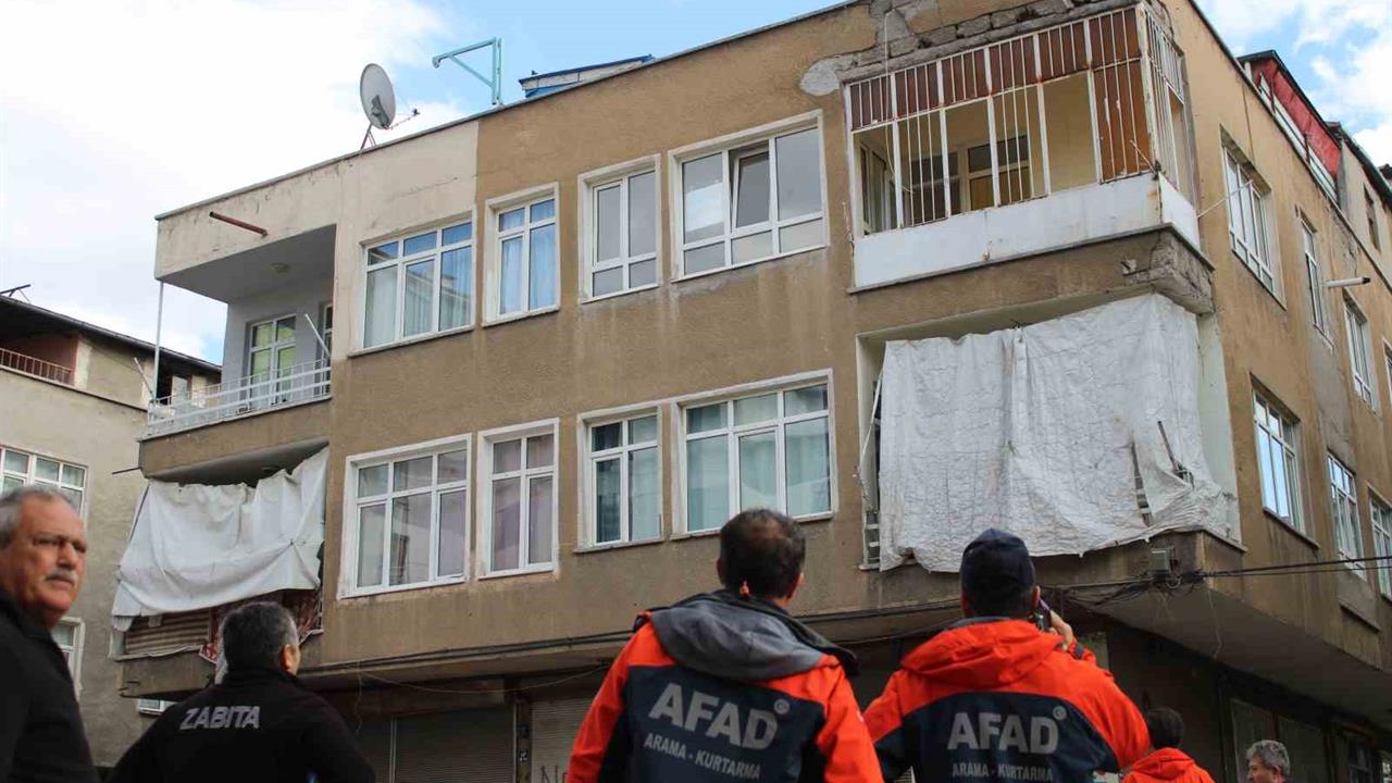 Kayseri Kocasinan'da Yıkılma Tehlikesi Nedeniyle 3 Katlı Bina Boşaltıldı