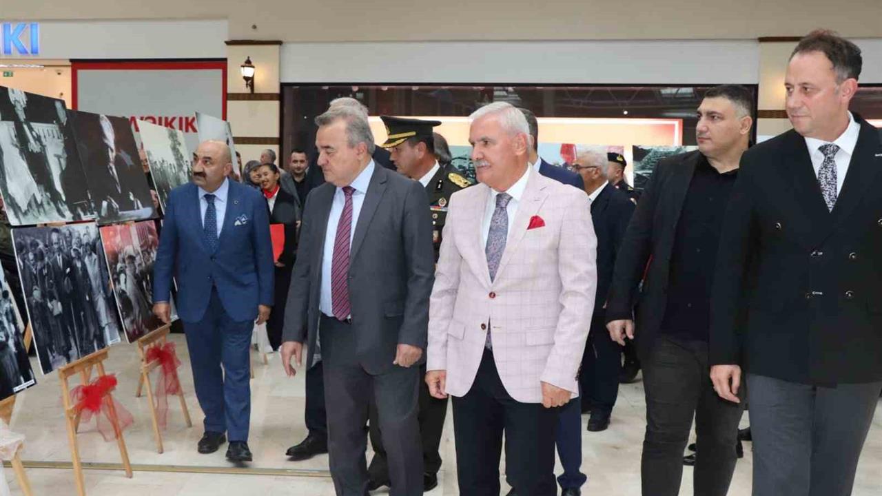 Bozüyük'te 29 Ekim Cumhuriyet Bayramı Kapsamında Atatürk Temalı Fotoğraf Sergisi Açıldı