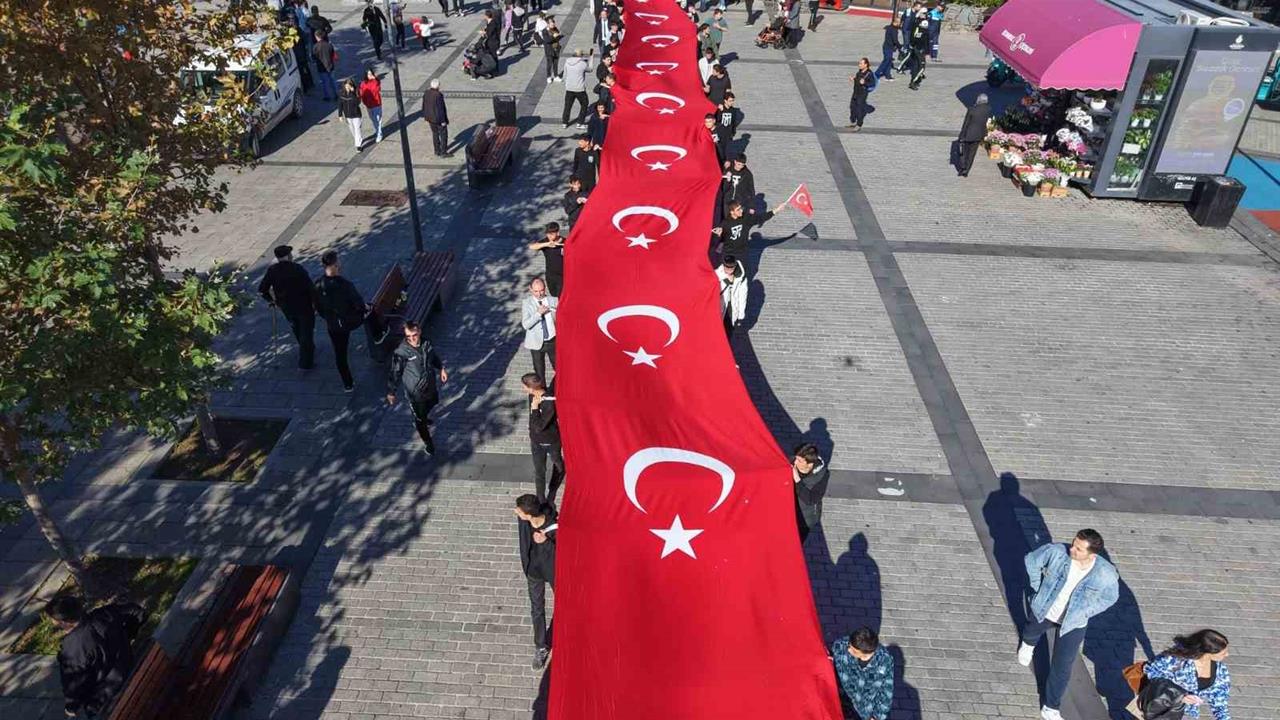 Pendik'te 102 Metrelik Türk Bayrağı İle Cumhuriyet Bayramı Kutlandı