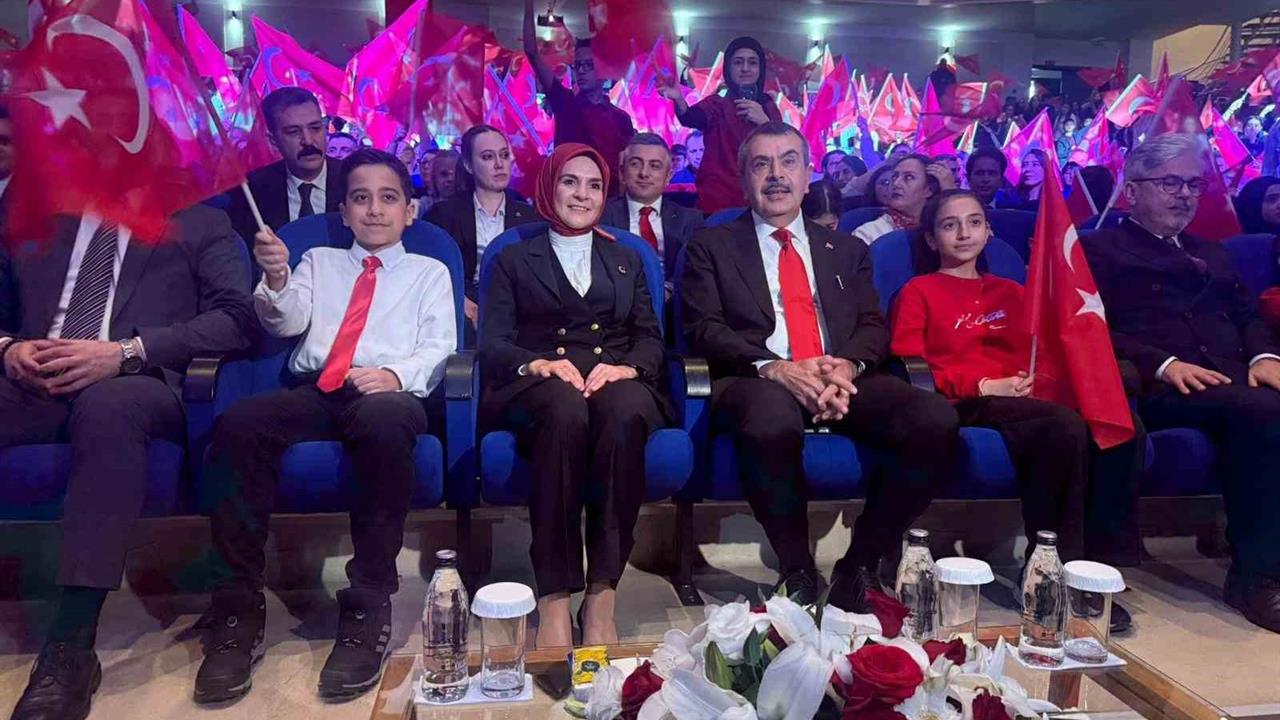 Ankara'da 29 Ekim Cumhuriyet Bayramı Programında Öğrenciler Müzikli Gösteri Düzenledi